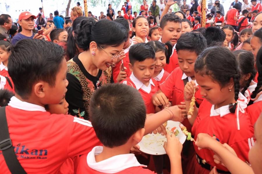 podiumnews.com-Ny Putri Koster Ingatkan Konsumsi Ikan Dapat Tingkatkan Kecerdasan