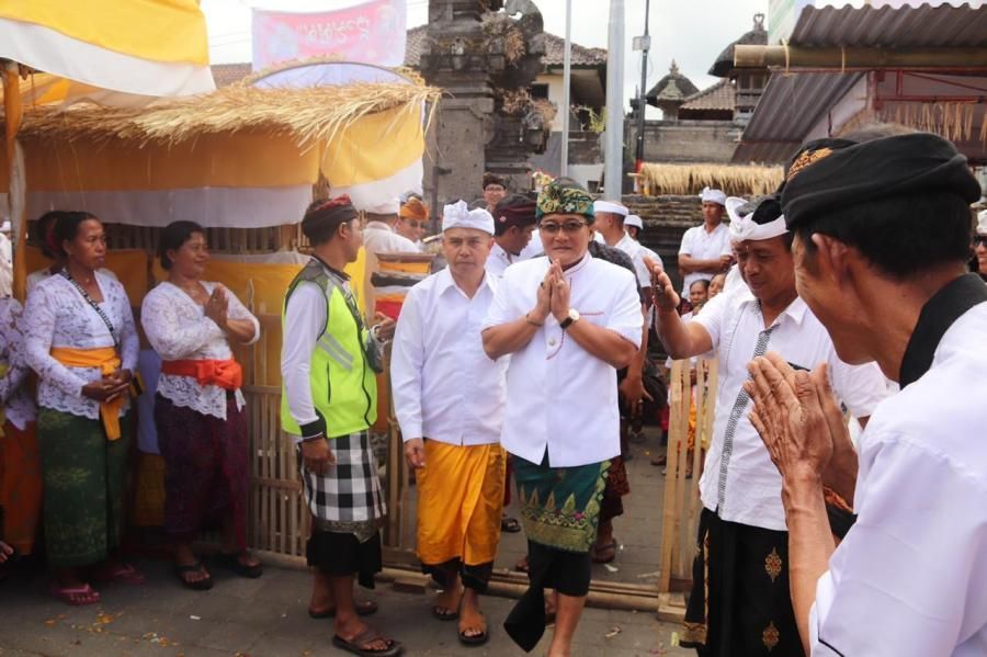 Upacara Pitra Yadnya Banjar Adat Lawak, Bupati Giri Prasta serahkan Bantuan Hibah