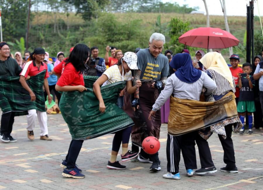 podiumnews.com-Futsal Sarung Bareng Emak-Emak, Ganjar Ngaku Kalah