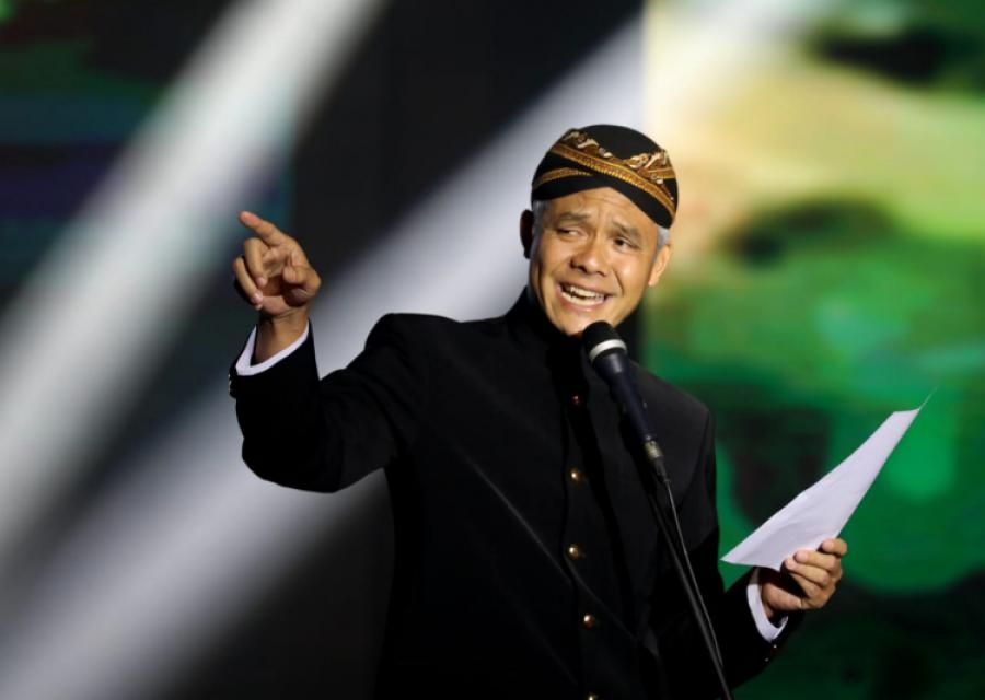 podiumnews.com-Kenakan Beskap Hitam, Ganjar: Aku Melihat Indonesia