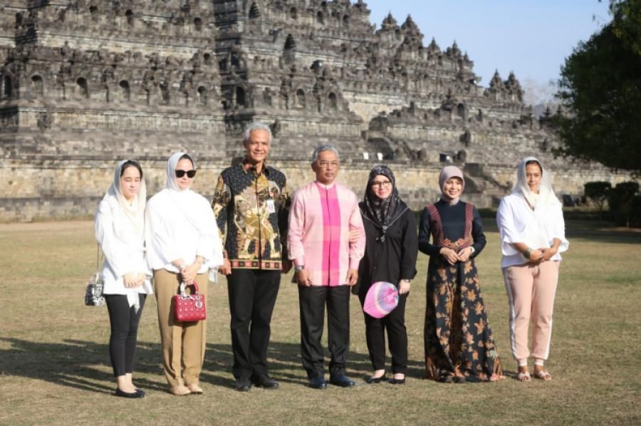 Kunjungi Borobudur, Raja Malaysia: Alhamdulillah, Bagus Sekali!