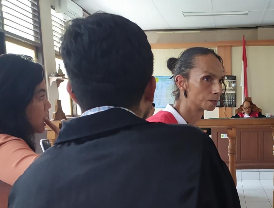 podiumnews.com-Diputus 6,5 Tahun Bawa Ganja Cair, Bule Swiss Ini Milih Banding