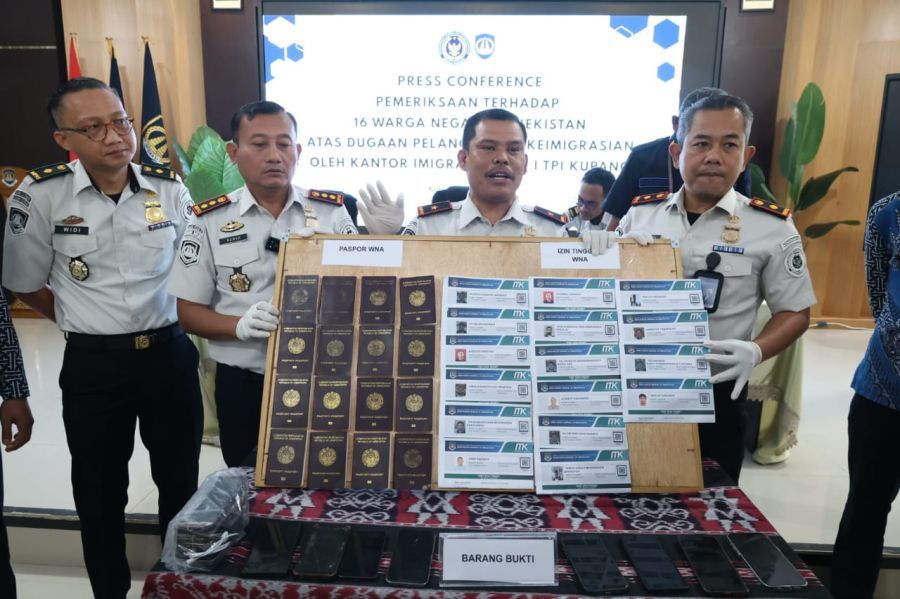 podiumnews.com-16 WNA Uzbekistan Terdampar di Alor, Ini Kata Kakanwil Ditjen Imigrasi NTT
