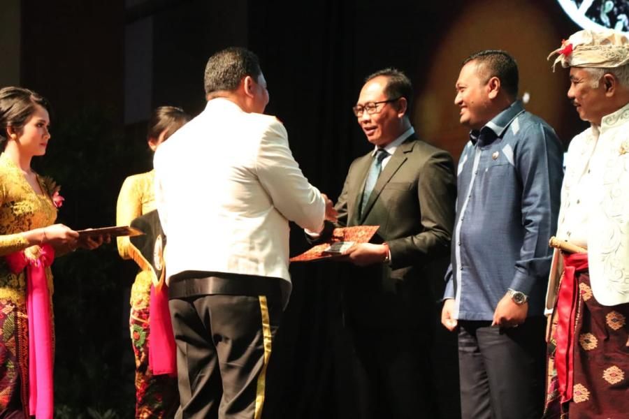 Syukuran HUT Bhayangkara ke-73 , Wabub Suiasa Terima Penghargaan