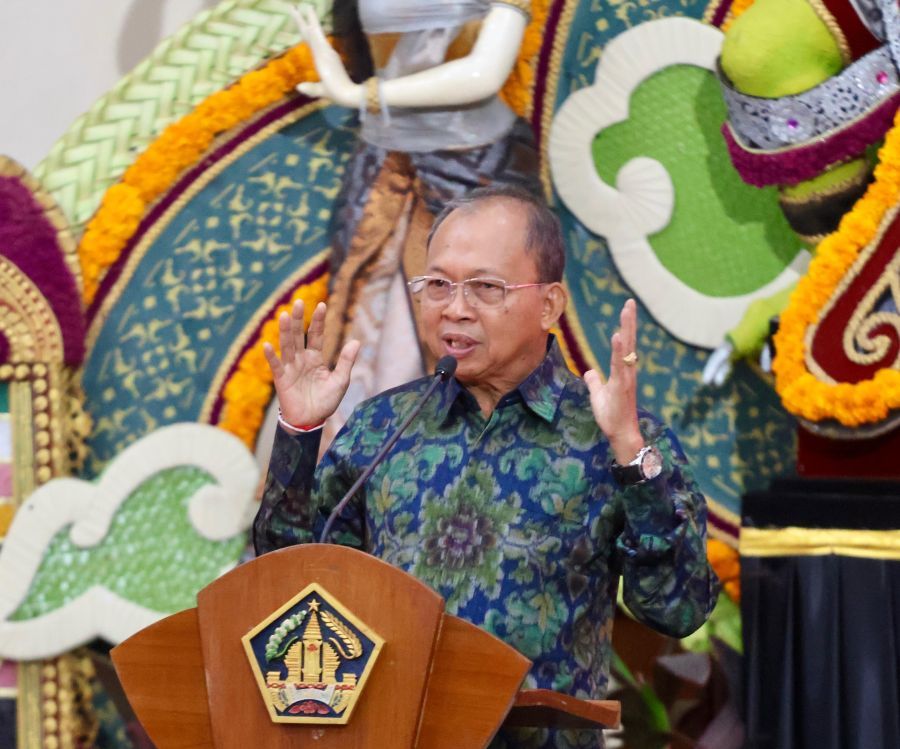 Gubernur Bali Wayan Koster memberi sambutan pada Rapat Pleno Pesta Kesenian Bali XLVIII Tahun 2026, di Gedung Wiswa Sabha Utama, Kantor Gubernur Bali, Denpasar, Selasa (12/5/2026) pagi. (foto/sukadana)