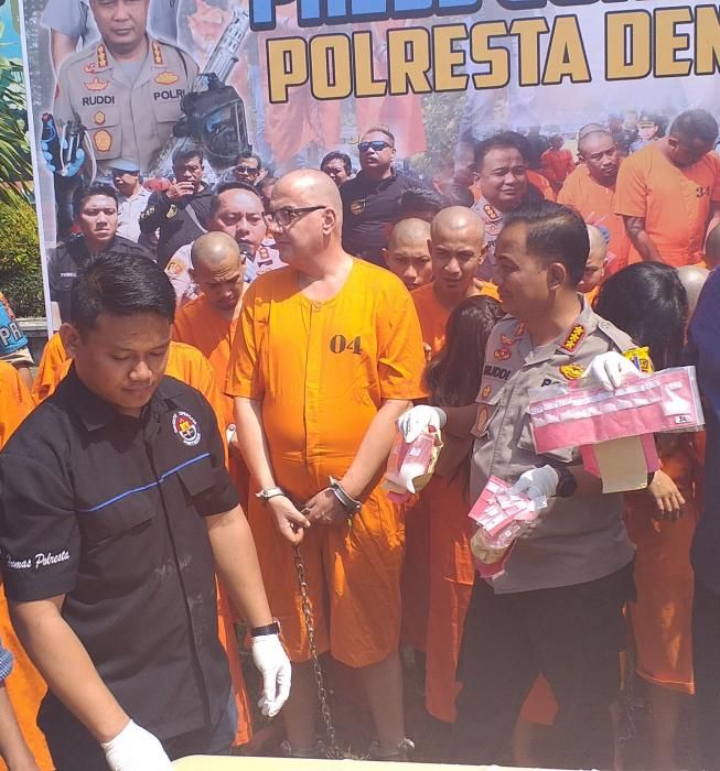 WNA Penghisap Cairan Marijuana dengan Vape Digelandang Polisi