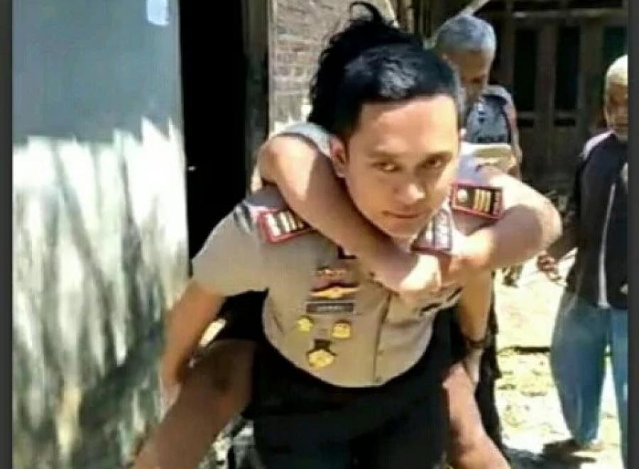 Kapolsek Sukoharjo Gendong Gadis Lumpuh untuk Berobat