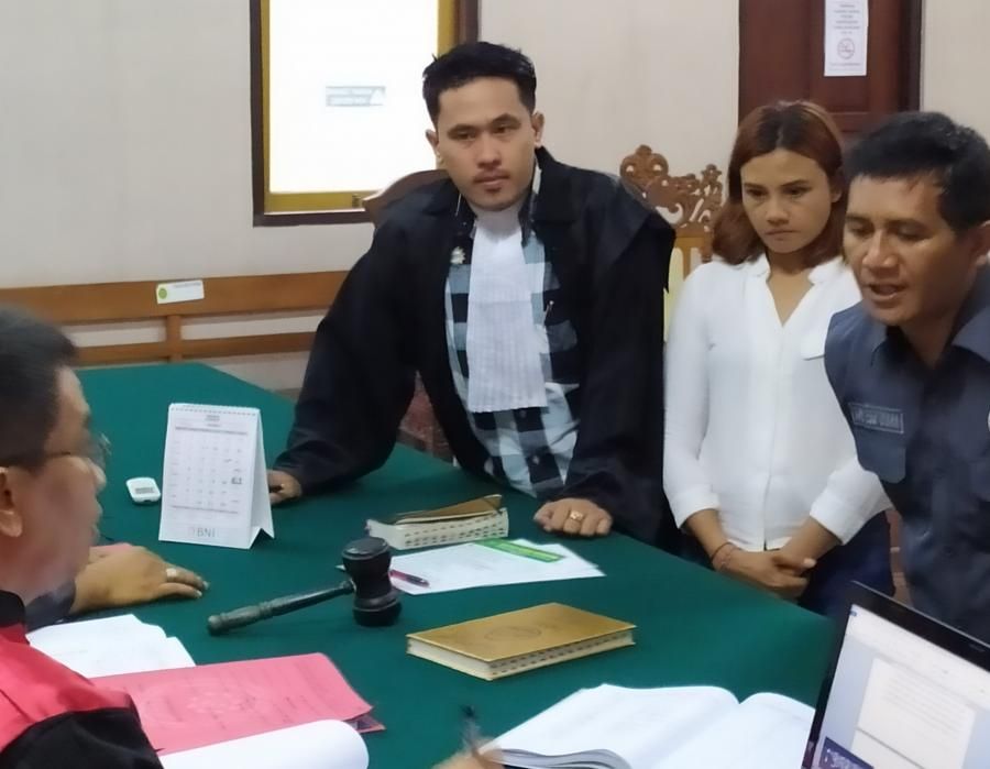 podiumnews.com-Bawa Sabu, Wanita Penjaga Toko ini Tegang Saat Disidangkan