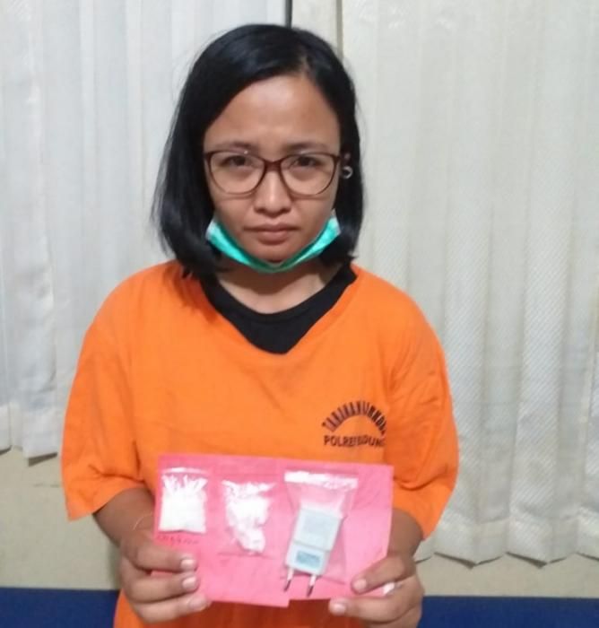 podiumnews.com-Staf Lapas Perempuan Kerobokan Ini Kepergok Seludupkan Sabu