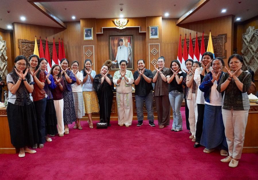 Ketua Dewan Kerajinan Nasional Daerah (Dekranasda) Provinsi Bali, Ny. Putri Koster saat memimpin rapat persiapan keikutsertaan Dekranasda Provinsi Bali dalam Pameran Kriyanusa 2026, rapat digelar di Gedung Kertha Sabha, Denpasar, Bali, Rabu (2/9/2026). (foto/sukadana)