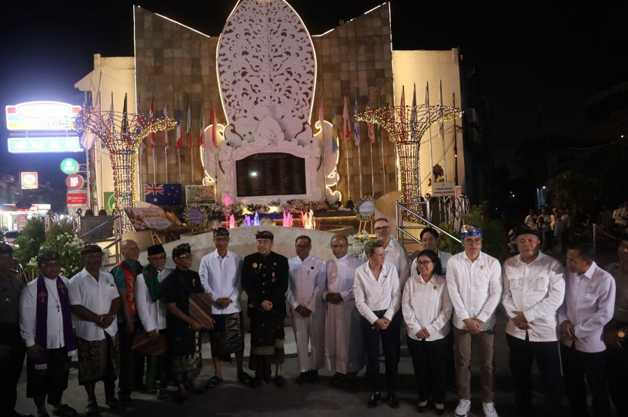 Asisten Bidang Administrasi Umum Kabupaten Badung, I Wayan Wijana saat hadiri doa bersama lintas agama di Monumen Ground Zero, Jalan Legian, Kuta, Badung, Bali, Senin (12/10/2026). (foto/adi)