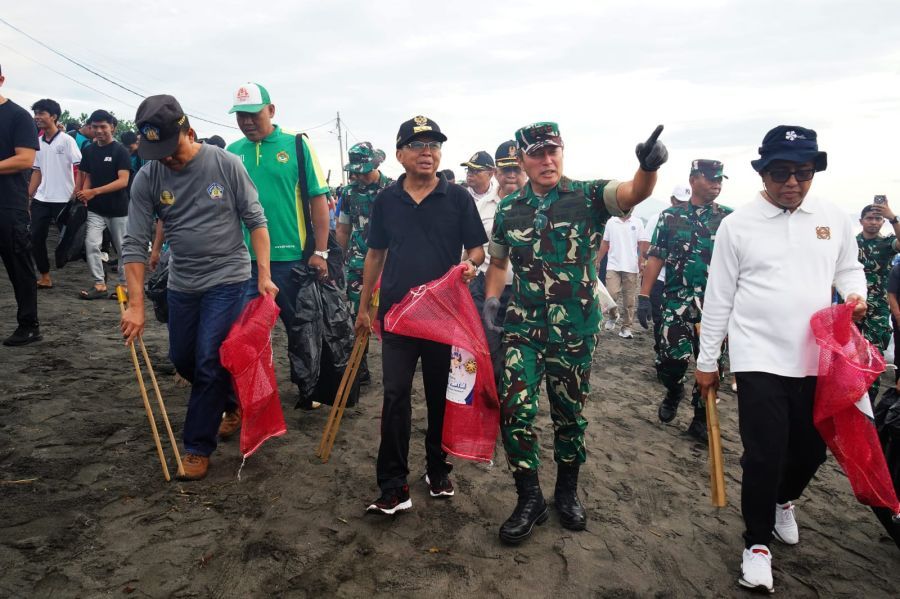 Gubernur Bali Wayan Koster memimpin Gerakan Bali Bersih Sampah di Pantai Padang Galak, Denpasar. (foto/sukadana)