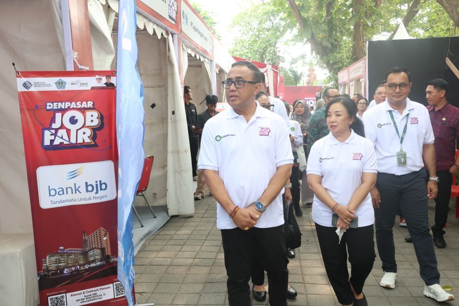 Kegiatan bursa kerja atau Job Fair Kota Denpasar ke-20 resmi dibuka Walikota Denpasar, I Gusti Ngurah Jaya Negara, di Parkir Utara Taman Lumintang, Denpasar, Bali, Selasa (27/10/2026). Sebanyak 2.898 lowongan pekerjaan dalam dan luar negeri dari 40 perusahaan tersedia pada acara ini. (foto/sukadana)