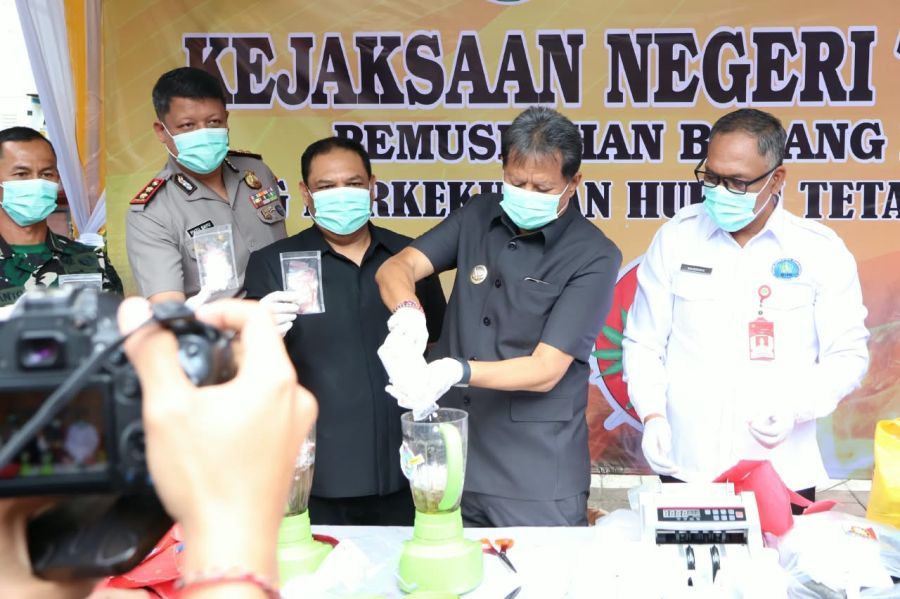 Wakil Bupati Tabanan I Made Dirga menghadiri acara pemusnahan barang bukti 38 perkara tindak pidana umum yang telah berkekuatan hukum tetap oleh Kejaksaan Negeri Tabanan, di Kantor Kejaksaan Negeri Tabanan, Bali, Rabu (7/10/2026). (foto/prokopimtabanan)