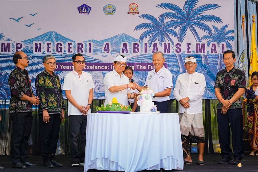 podiumnews.com-4 Dekade SMPN 4 Abiansemal, Bupati Badung Komit Perluas Beasiswa