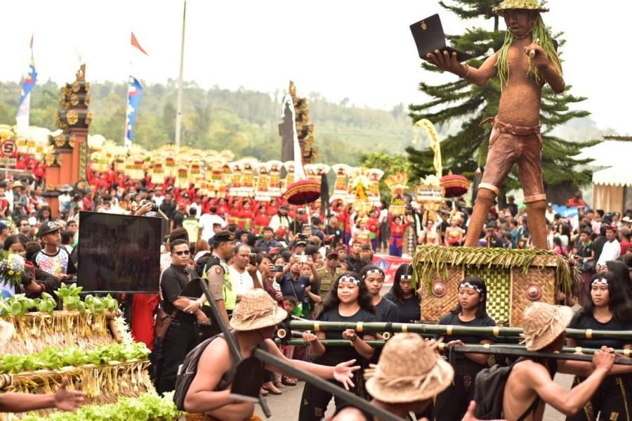 podiumnews.com-Buka FBP ke-8, Bupati Giri Prasta Bunyikan Lesung