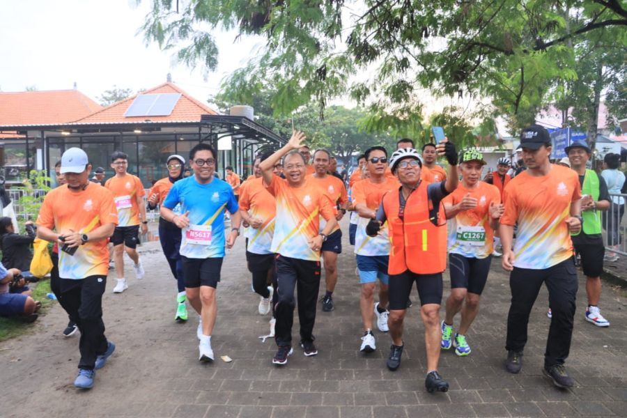 Gubernur Bali Wayan Koster dan Wakil Wali Kota Denpasar I Kadek Agus Arya Wibawa berlari bersama peserta Sanur Bali International Half Marathon 2026 di Pantai Mertasari. (foto/sukadana)