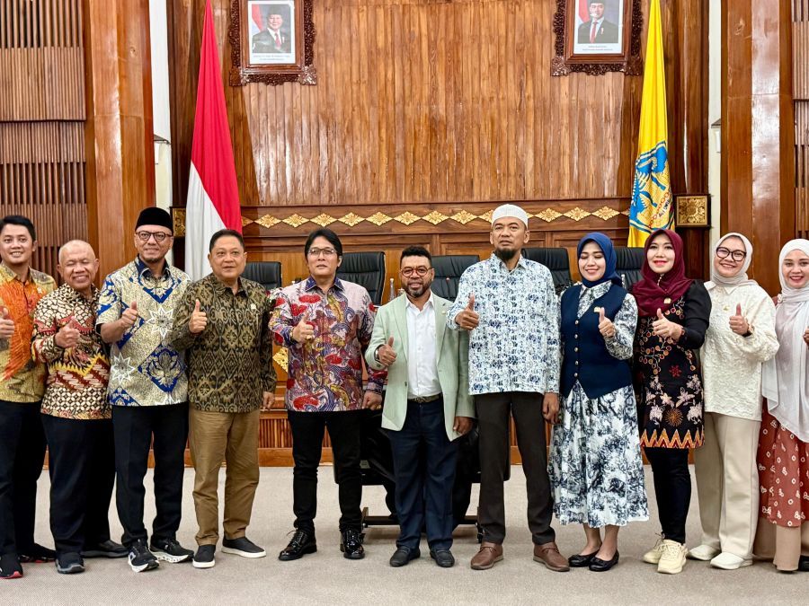 Wakil Gubernur Bali, I Nyoman Giri Prasta, menerima Kunjungan Kerja Komite III DPD RI di Gedung Wiswa Sabha, Kantor Gubernur Bali, di Denpasar, Senin (24/11/2025). (Foto/sukadana)