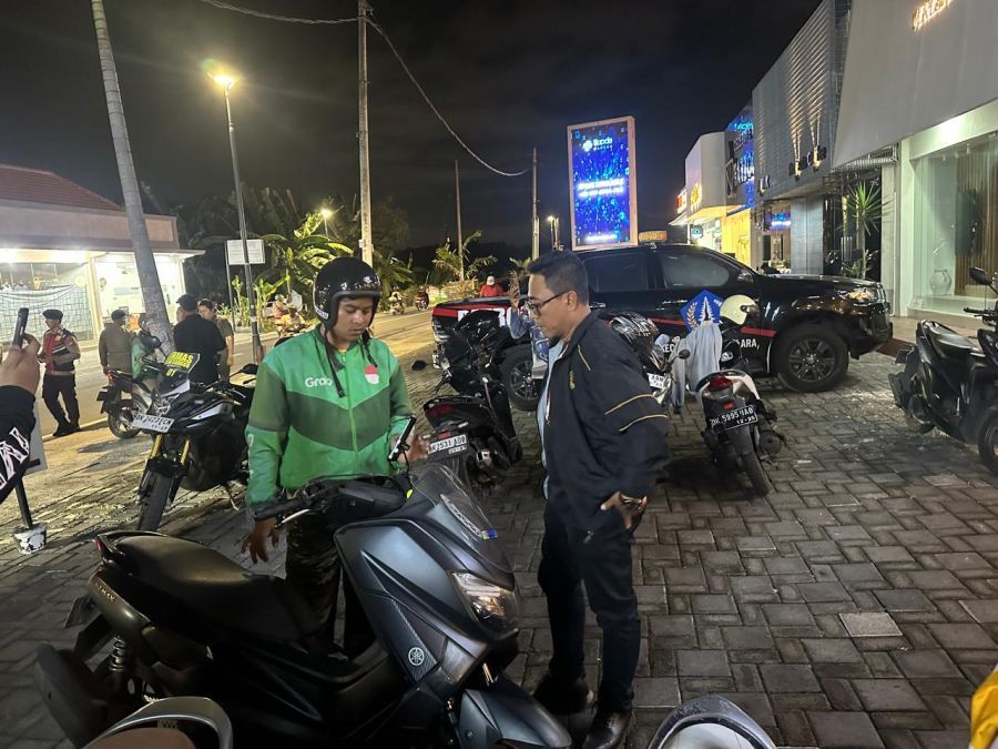 Petugas Polsek Kuta Utara saat memeriksa kelengkapan pengemudi ojol dalam operasi penertiban ojol liar di Canggu. Ditemukan banyak yang pakai akun sewaan. (foto/hes)