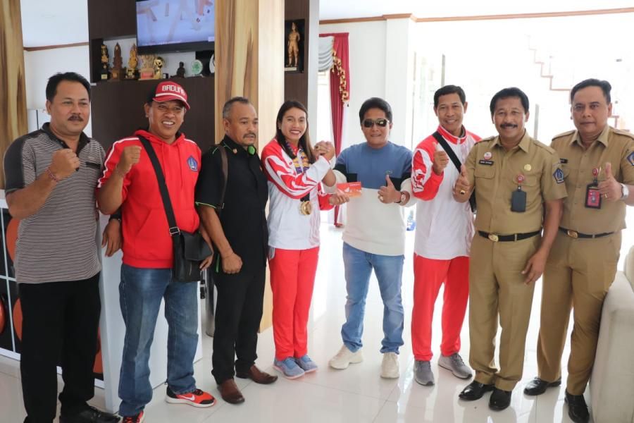 podiumnews.com-Bupati Giri Prasta Beri Bonus Kepada Atlet Sea Games Maria Natalia Londa