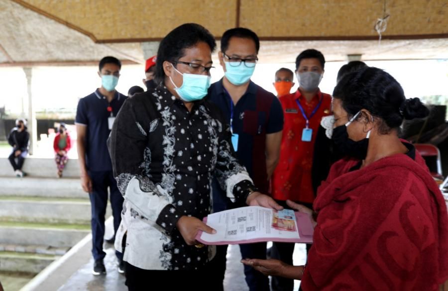 podiumnews.com-Badung Salurkan BST dari Kemensos Pada Masyarakat Terdampak Covid-19