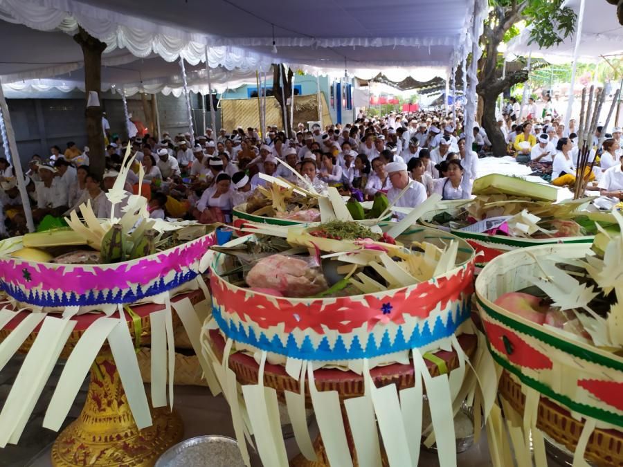 podiumnews.com-Membludak Bebayuhan Melik dan Sapuh Leger di Kantor Blue Bird Denpasar