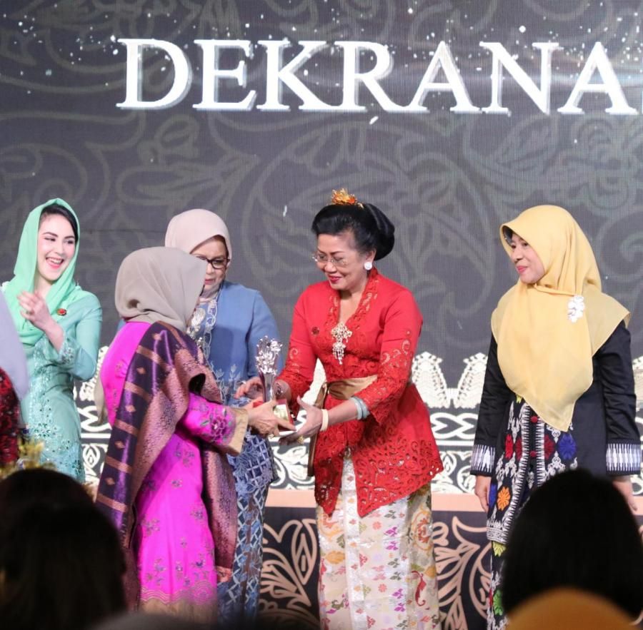 podiumnews.com-Ny Putri Koster Raih 5 Besar Pembina Teladan Dekranas Award