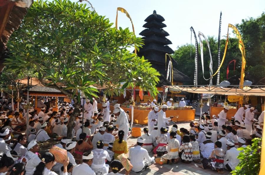 podiumnews.com-Membludak, Umat Hindu Sembahyang di Pura Luhur Pekendungan