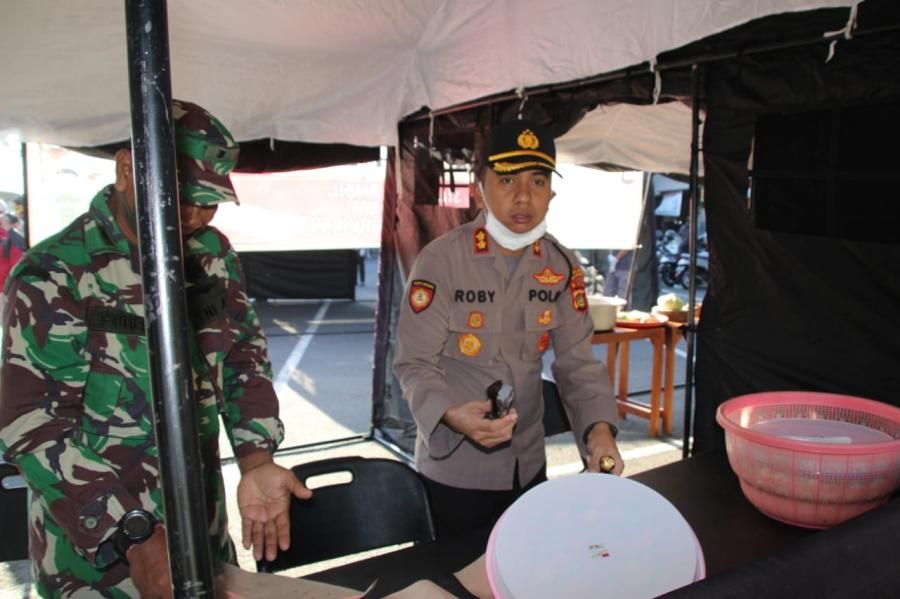 podiumnews.com-Bagikan Nasi Gratis, Polres dan Kodim 1611 Badung Dirikan Dapur Umum 