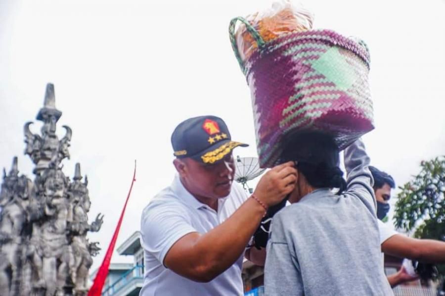 podiumnews.com-Pakai Dana Pribadi, Ketua Fraksi Gerindra DPRD Bali Bagikan Masker