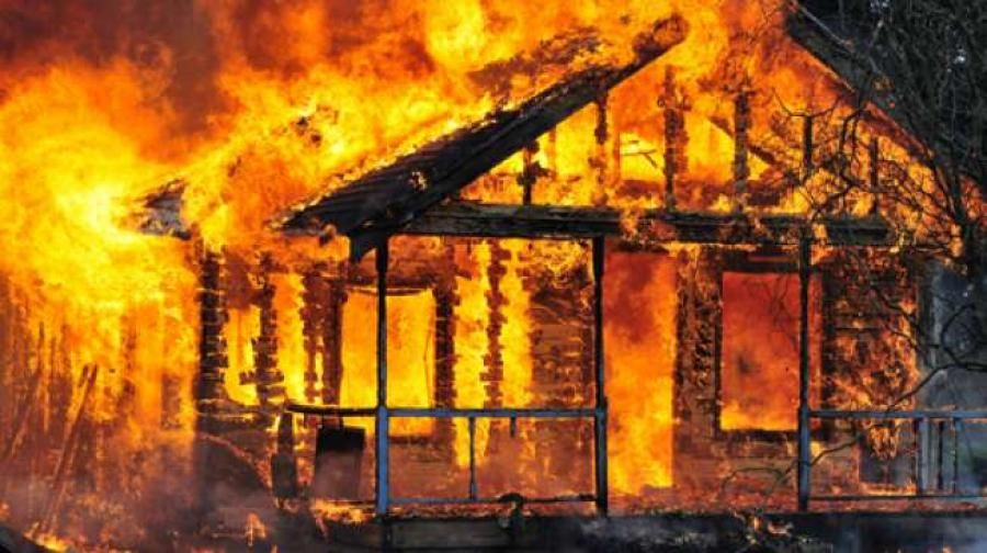podiumnews.com-Rumah Semi Permanen Terbakar, 4 Warga Kehilangan Tempat Tinggal