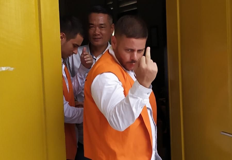 podiumnews.com-Usai Sidang, Pria Rumania ini Beri Salam Jari Tengah