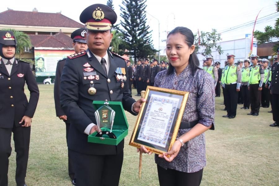 podiumnews.com-Gagalkan Perampokan, Yunita Terima Penghargaan dari Kapolresta Denpasar