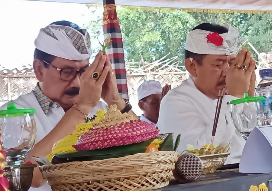 podiumnews.com-Wagub Cok Ace Ingatkan Warga Agar Tidak Lupa Bersyukur