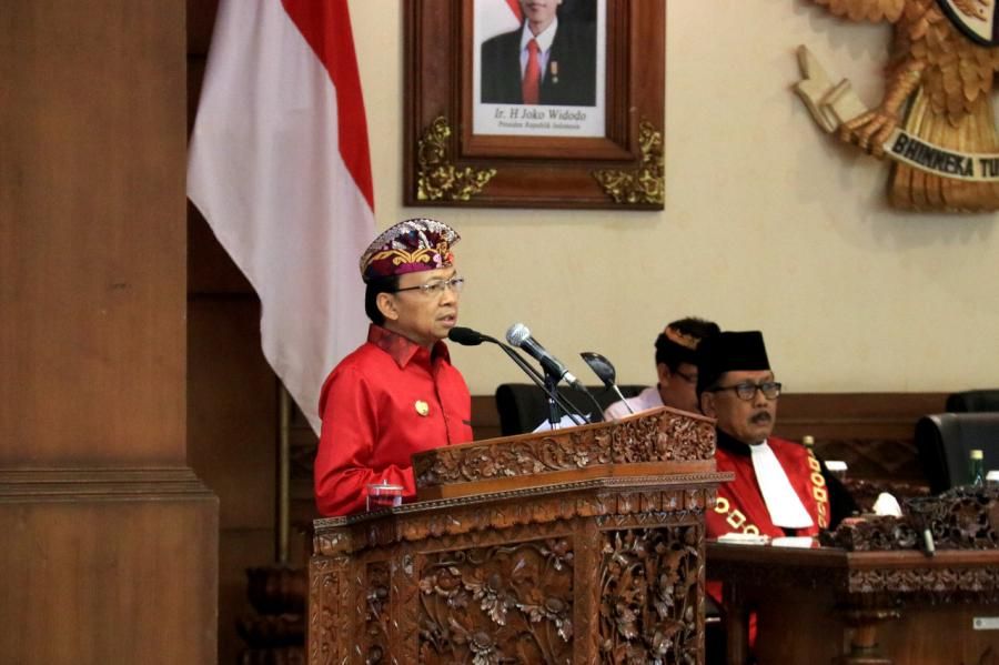 podiumnews.com-Pelantikan DPRD Berbusana Adat, Koster: Bersinergi Wujudkan Bali Era Baru