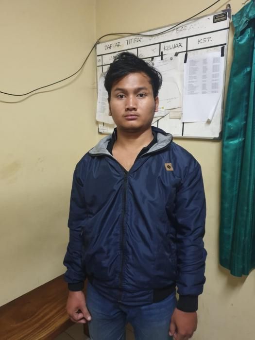 podiumnews.com-Kesal, Warga Ikat Pembobol Minimart di Tiang Listrik