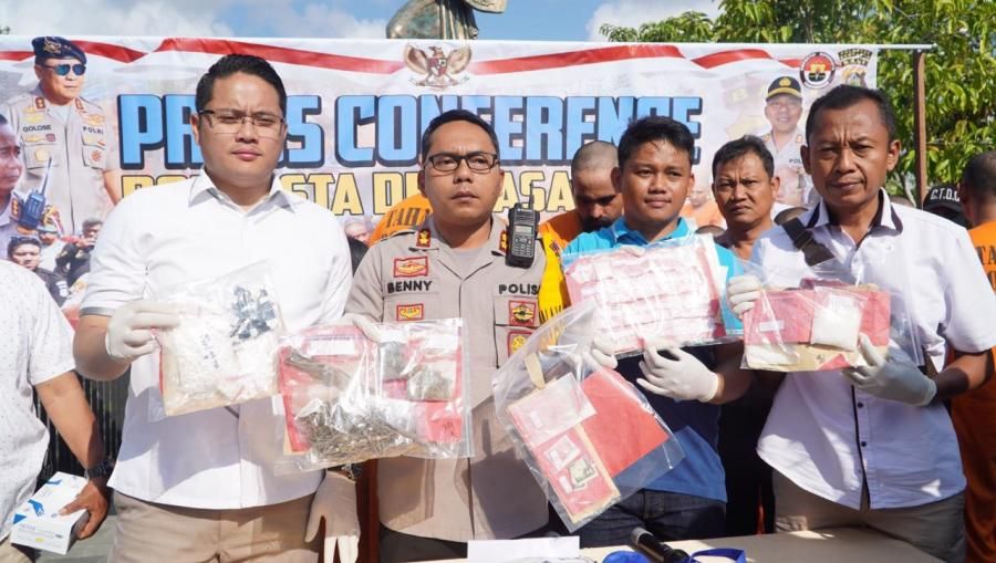 podiumnews.com-17 Tersangka Narkoba Dipamerkan di Lapangan Renon