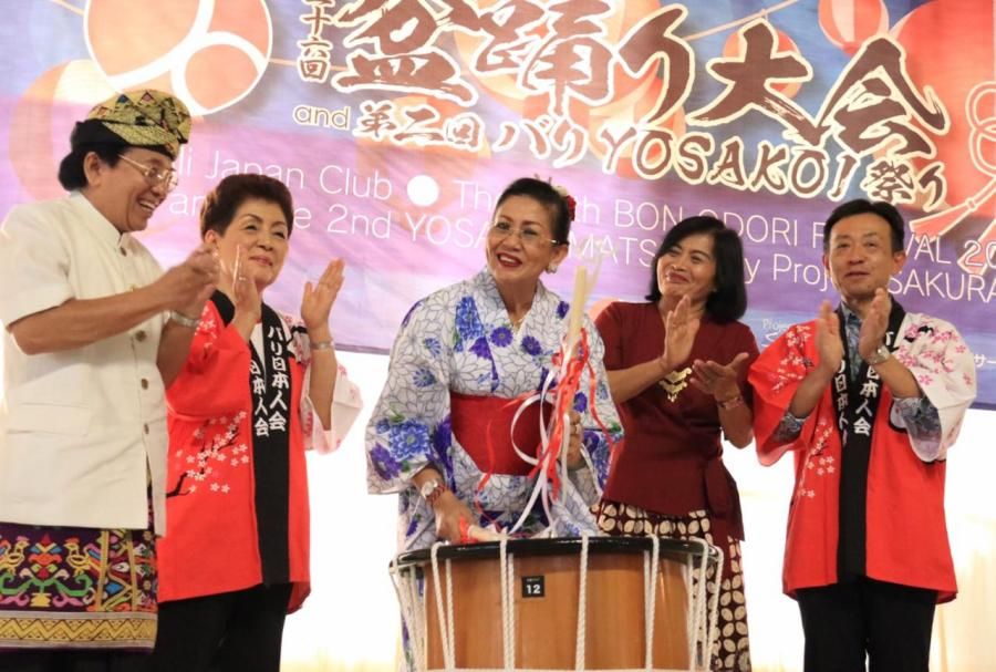 podiumnews.com-Ny Putri Koster Ajak Warga Jepang Belajar Bahasa Bali