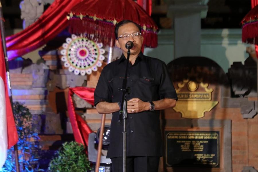 Gubernur Koster dan Keluarga Rayakan Pergantian Tahun di Kampung Halaman