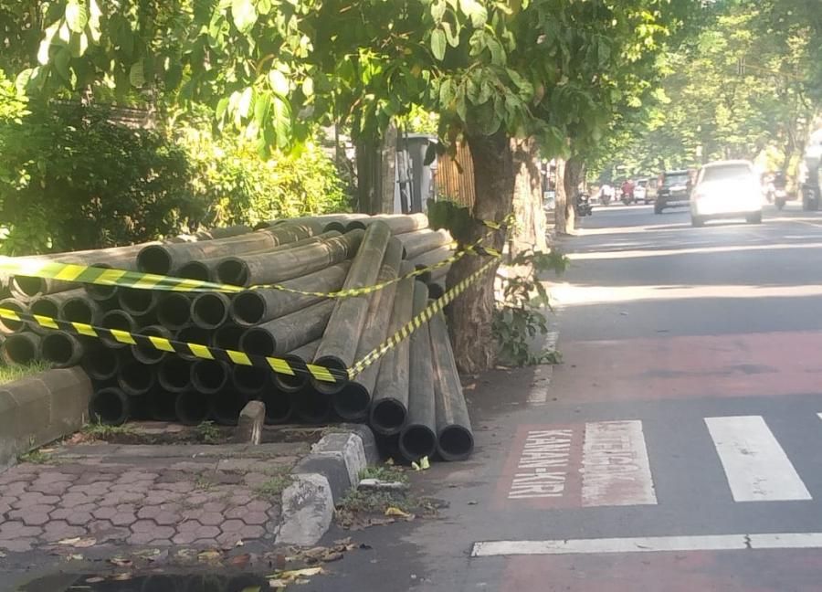 podiumnews.com-Warga Soroti Pipa Proyek Menumpuk di Atas Trotoar