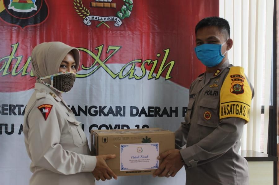podiumnews.com-Pandemi Covid-19, Polda Bali Serahkan Bantuan 5 Ton Beras kepada Masyarakat