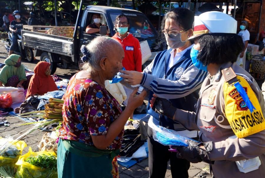 podiumnews.com-Polwan Polda Bali Bagikan Masker dan Hand Sanitizer di Pasar Kreneng