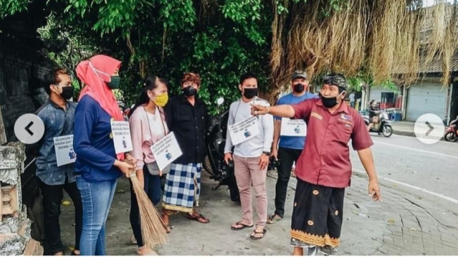 podiumnews.com-Membandel Pembatasan Jam Buka Usaha, Disanksi Bersihkan Trotoar