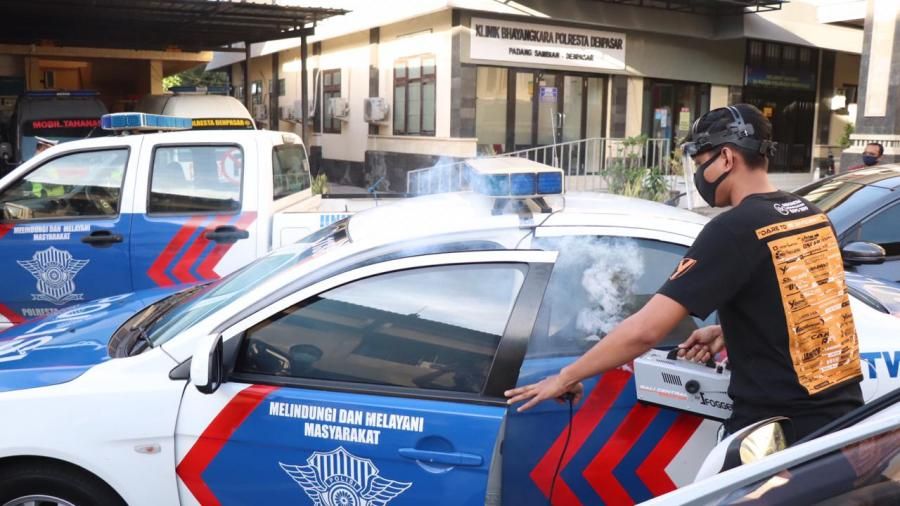 podiumnews.com-Cegah Covid-19, Mobil Milik Polresta Denpasar Disemprot Disinfektan