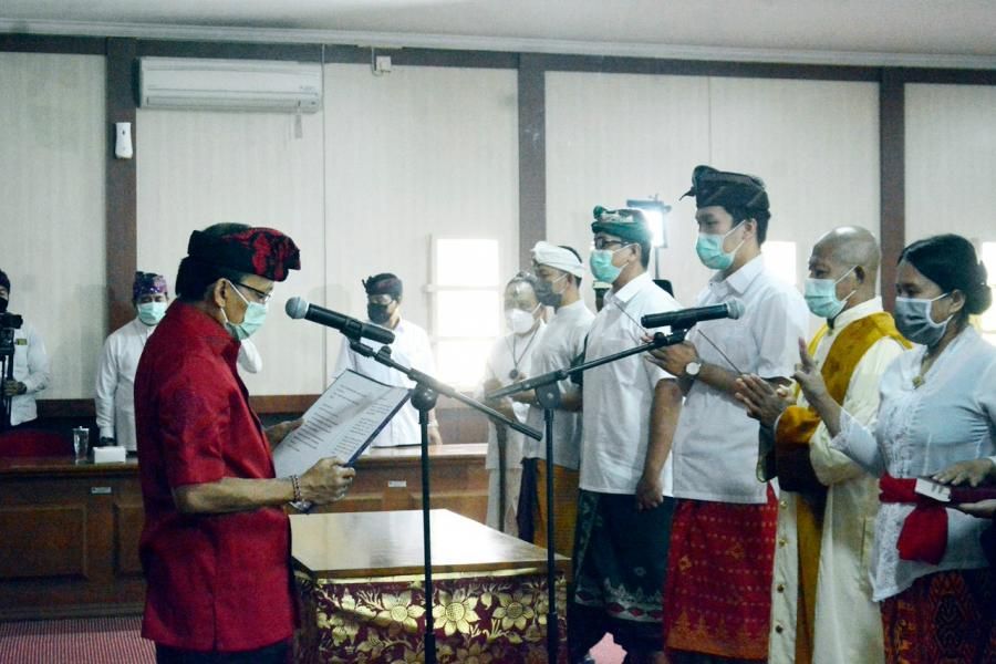 podiumnews.com-Gubernur Koster Mengambil Sumpah/Janji PNS Pemprov Bali Melalui Teleconference