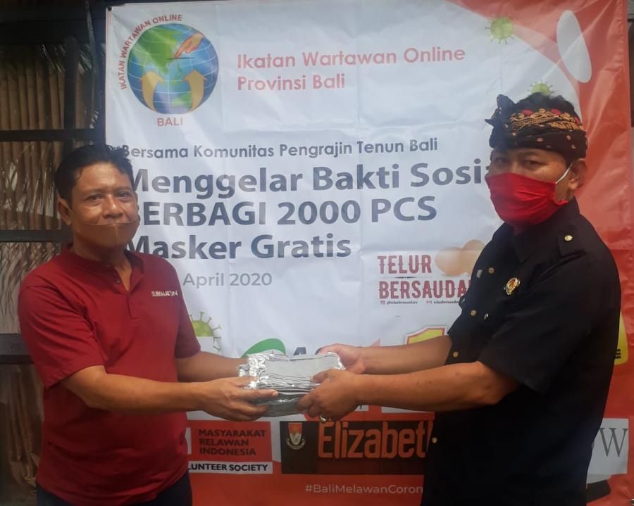 podiumnews.com-IWO Bali Bagikan Masker Gratis untuk Warga Perean Kauh