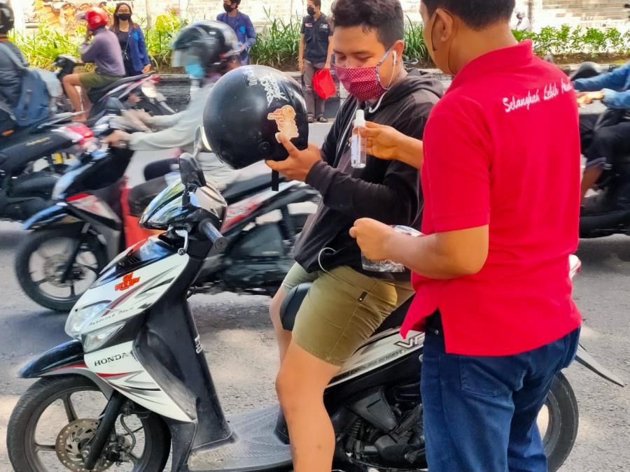 podiumnews.com-IWO Bali Gandeng Pelaku Usaha Bagikan Dua Ribu Masker Gratis