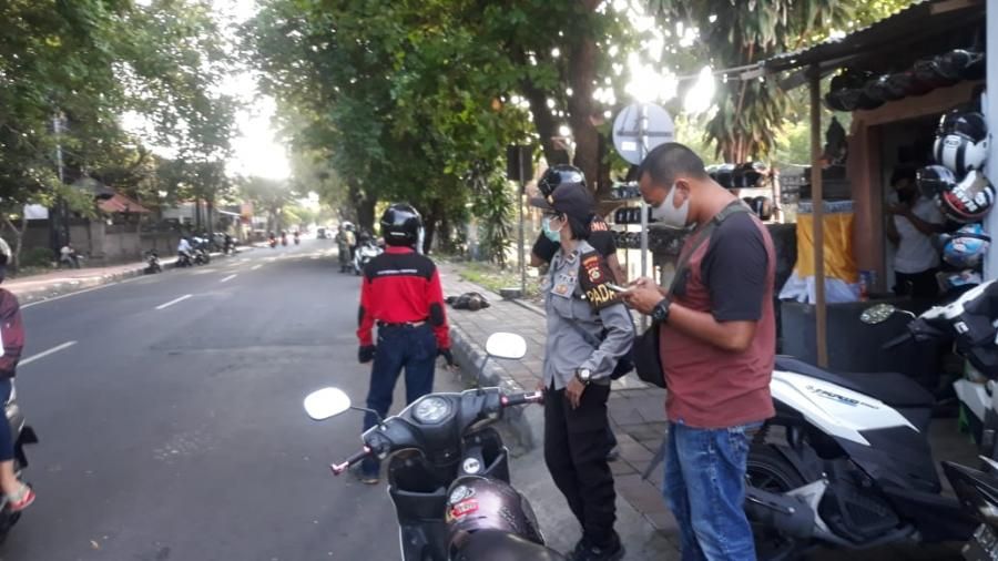 podiumnews.com-Pria Mabuk Ini Bikih Heboh Gegara Dikira Kena Covid-19