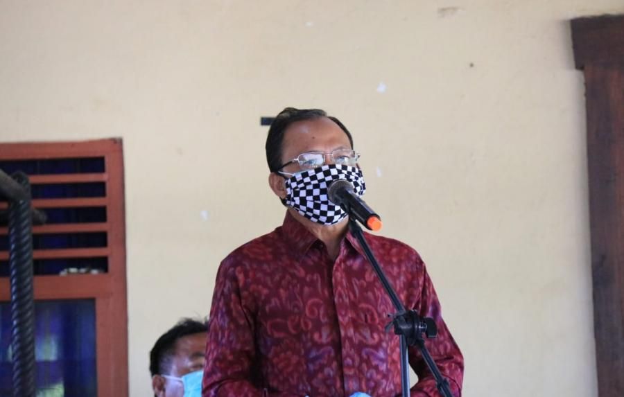 podiumnews.com-Tinjau Warga Serokadan, Gubernur Koster Serahkan Berbagai Paket Bantuan