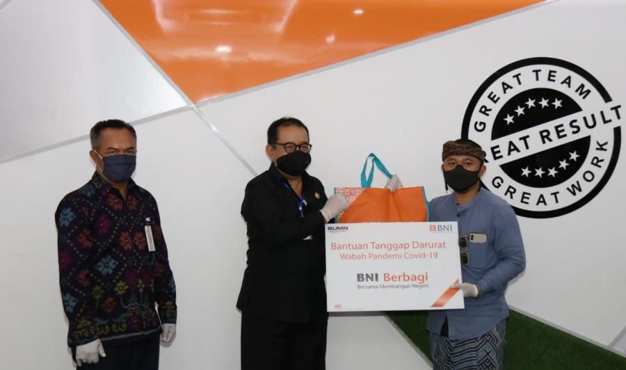 podiumnews.com-Wagub Cok Ace Terima Penyaluran Bantuan Pandemi Covid-19 dari BNI